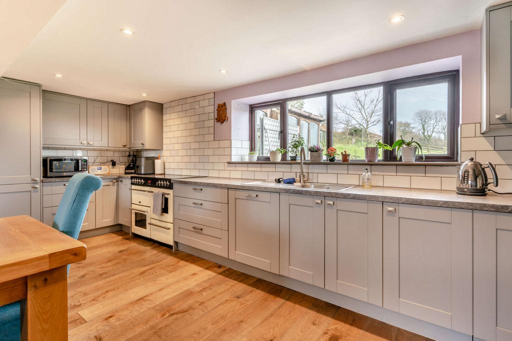 Spacious kitchen/breakfast room