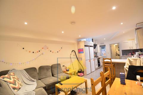 4 bedroom terraced house to rent, Warwards Lane, Selly Oak, Birmingham B29