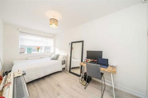 3 bedroom flat to rent, Ommaney Road, London SE14