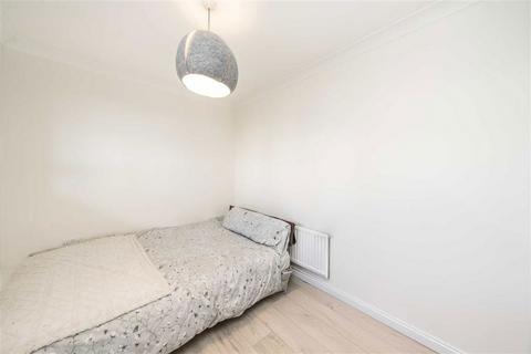 3 bedroom flat to rent, Ommaney Road, London SE14