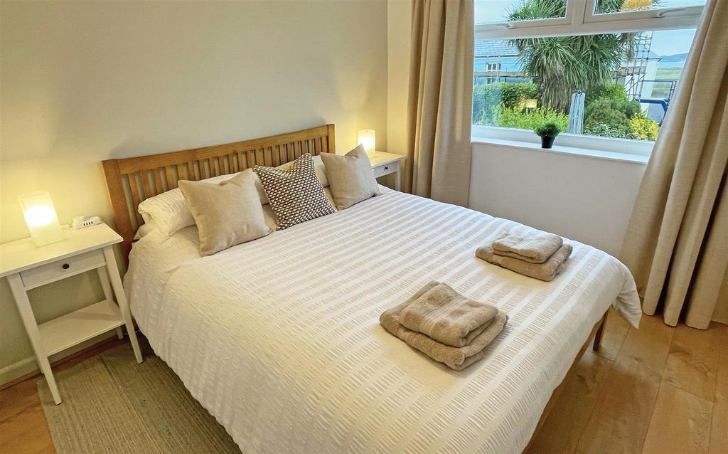 I Glanymor Bedroom 1.jpg