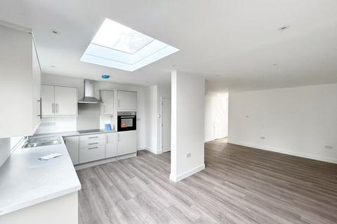 4 bedroom semi-detached house to rent, Mount Grove, Edgware