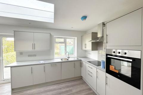 4 bedroom semi-detached house to rent, Mount Grove, Edgware