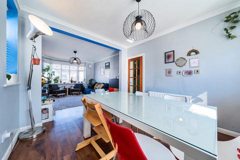 27 Collins Drive, Ruislip, HA4 9EL