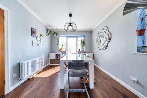 27 Collins Drive, Ruislip, HA4 9EL
