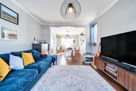 27 Collins Drive, Ruislip, HA4 9EL