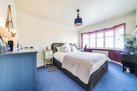 27 Collins Drive, Ruislip, HA4 9EL