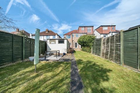 27 Collins Drive, Ruislip, HA4 9EL