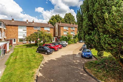 25 Linden Court, Leatherhead, KT22 7JG