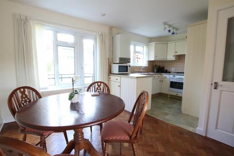 25 Linden Court, Leatherhead, KT22 7JG