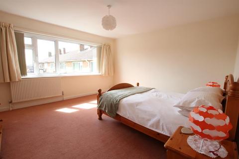 25 Linden Court, Leatherhead, KT22 7JG