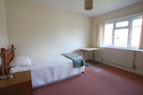 25 Linden Court, Leatherhead, KT22 7JG