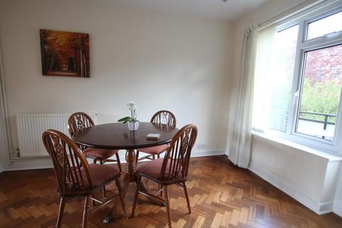 25 Linden Court, Leatherhead, KT22 7JG