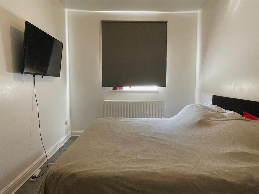 Bed2.jpg