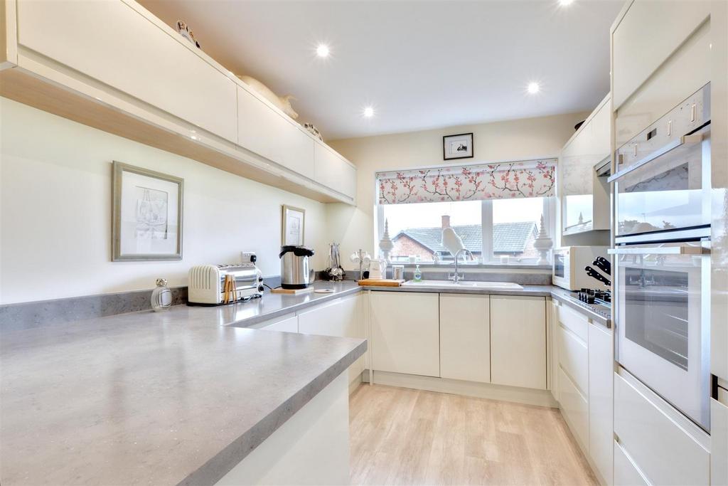 Kitchen 1.jpeg