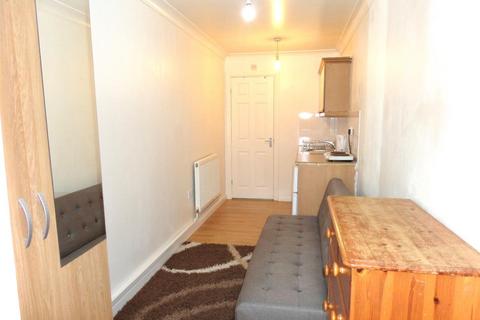 Studio to rent, Clark Way, Hounslow TW5