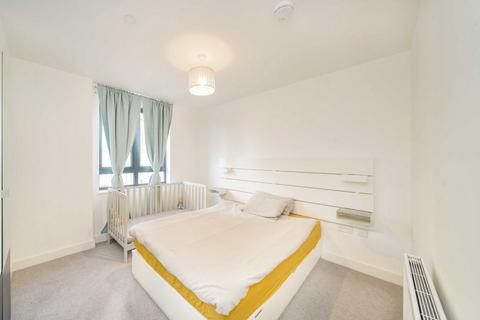 2 bedroom flat for sale, Lakeside Drive, London NW10
