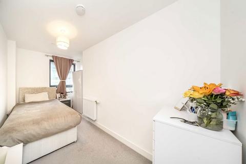 2 bedroom flat for sale, Lakeside Drive, London NW10
