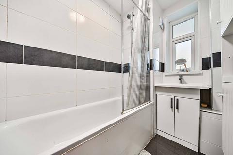4 bedroom flat to rent, Weir Road, Balham, London, SW12