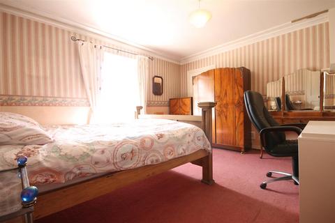 2 bedroom apartment to rent, St Thomas Crescent, City Centre