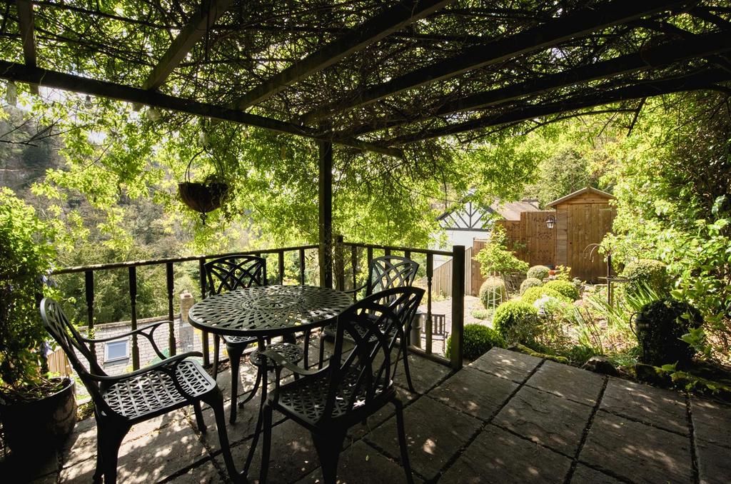 Garden - Sheltered dining.jpg