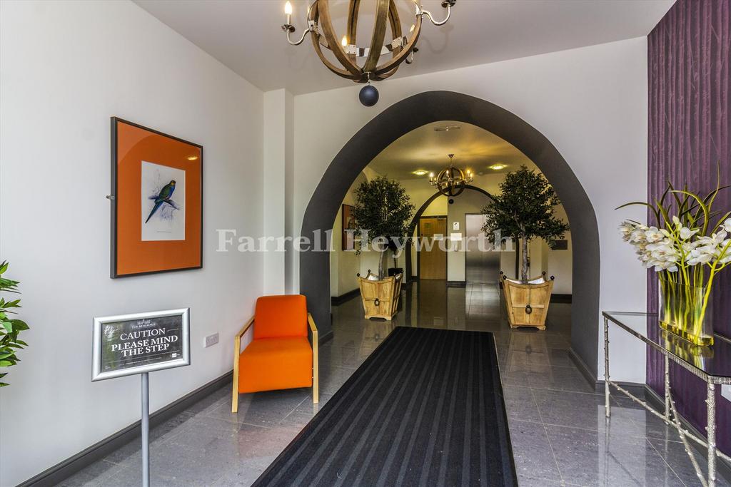 Communal entrance im