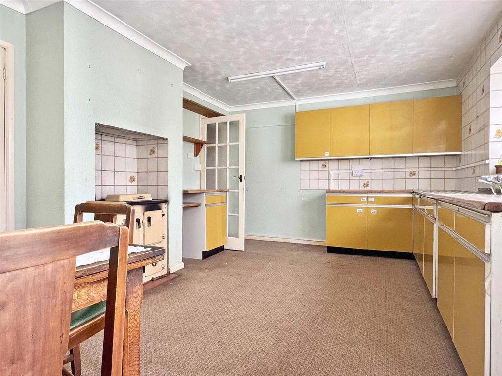 Kitchen b.jpg
