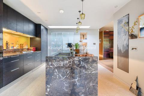 4 bedroom detached house for sale, Plaistow Lane, Bromley