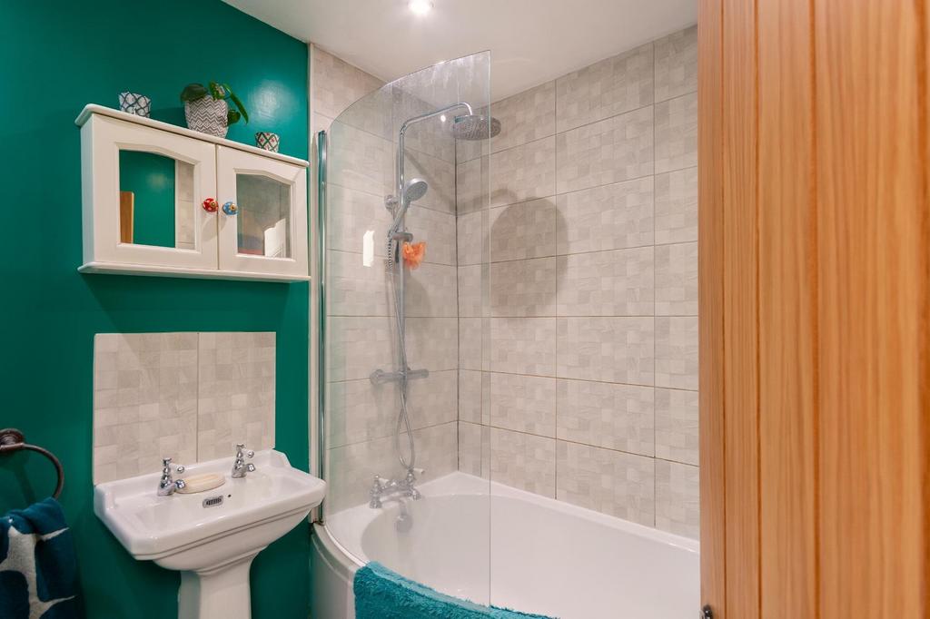 0 B5 SEE - Bathroom B.jpg