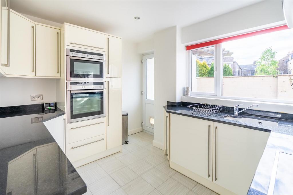 4 Highcliffe Court-4.jpg