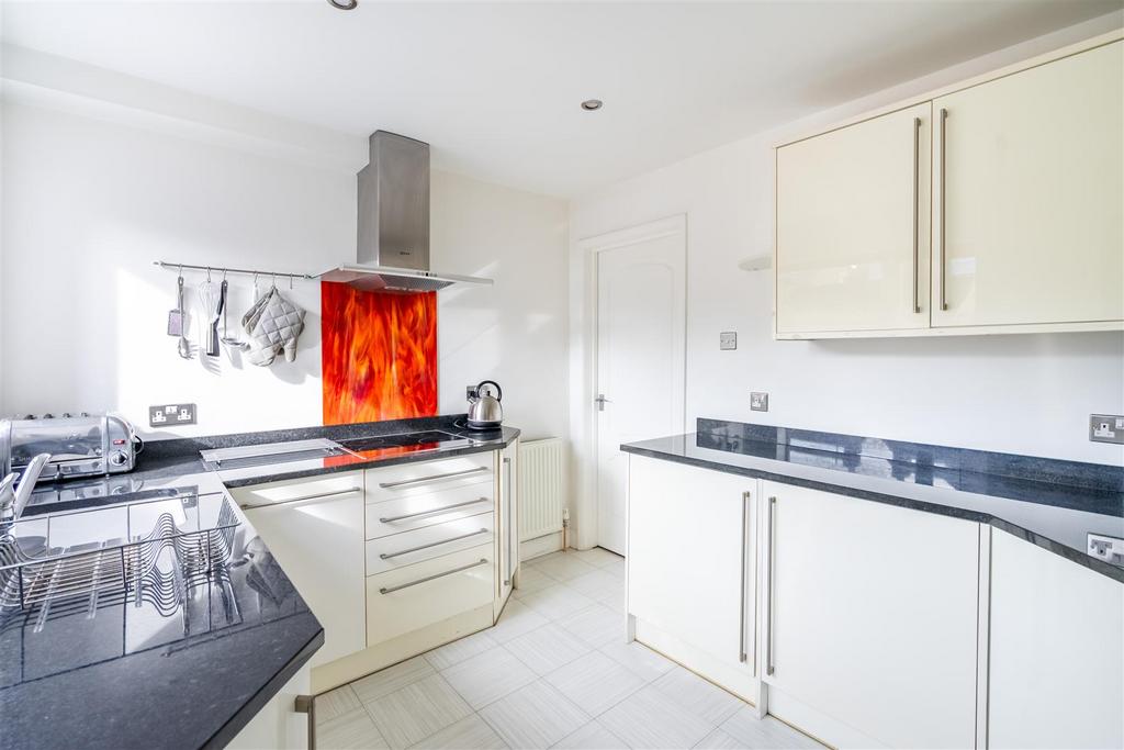 4 Highcliffe Court-5.jpg