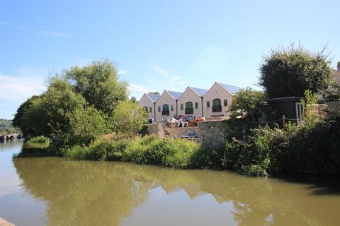 3 bedroom terraced house to rent, Darlington Road, Bath