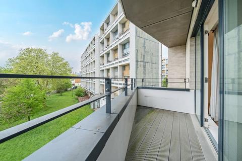 2 bedroom flat to rent, St. James' Crescent, Brixton, London, SW9