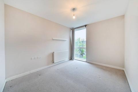 2 bedroom flat to rent, St. James' Crescent, Brixton, London, SW9