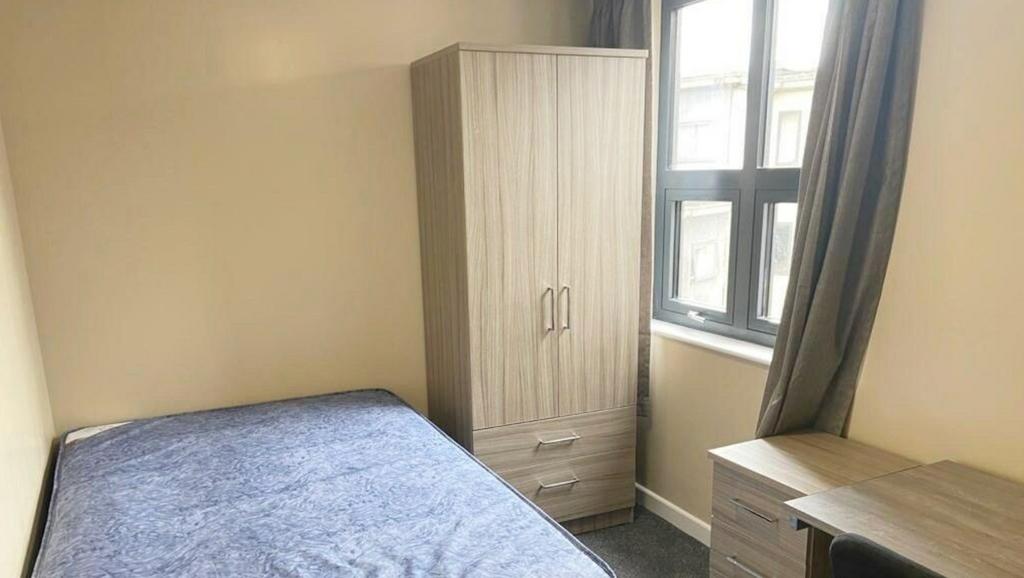 A bright and tidy double bedroom featuring mode...