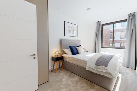 3 bedroom flat to rent, Cremer Street