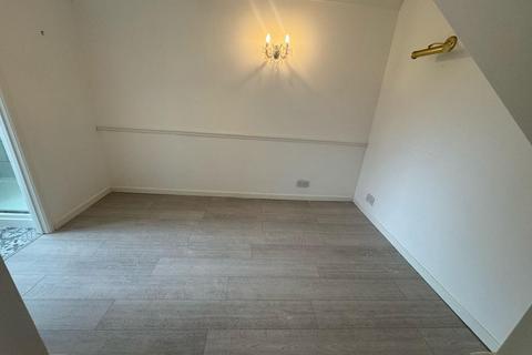 3 bedroom semi-detached house to rent, 14 Clos Healy,Gowerton,Swansea