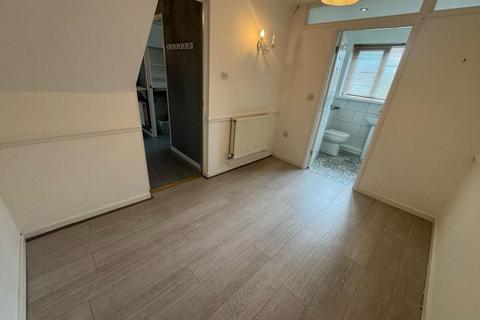 3 bedroom semi-detached house to rent, 14 Clos Healy,Gowerton,Swansea