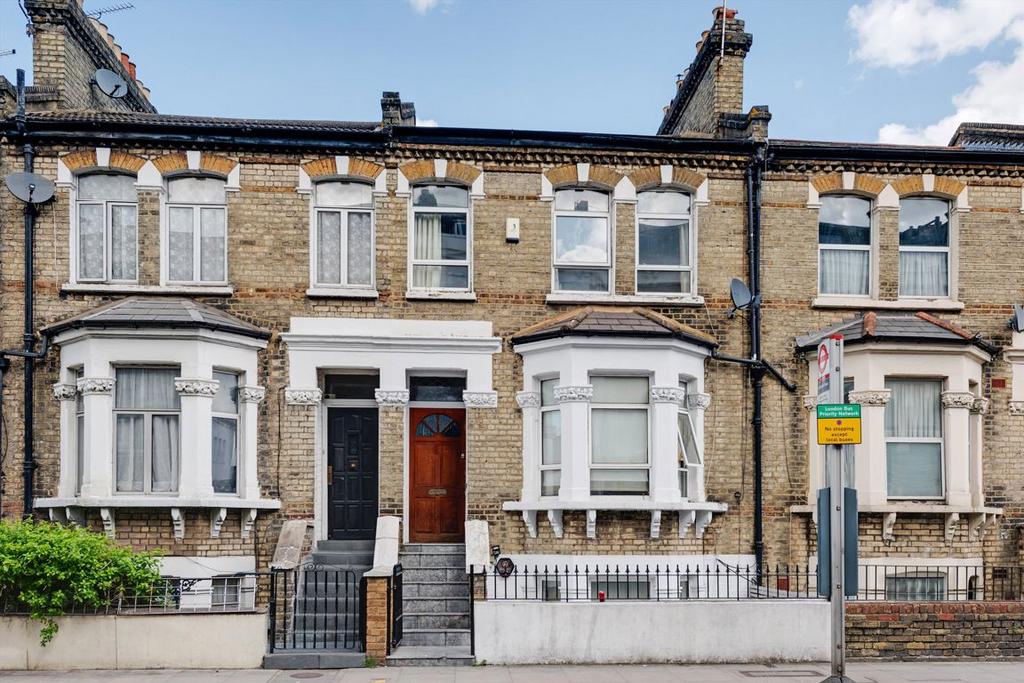 Dawes Road, London SW6 2 bed flat - £675,000