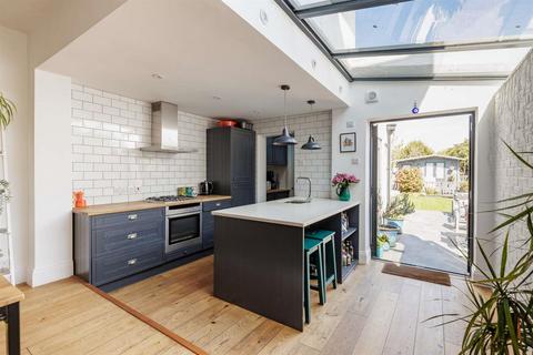 106 Worplesdon Road, Guildford, GU2 9RT