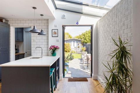 106 Worplesdon Road, Guildford, GU2 9RT