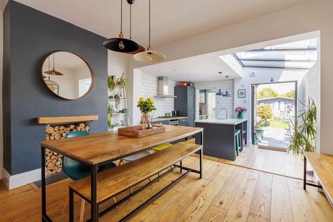 106 Worplesdon Road, Guildford, GU2 9RT