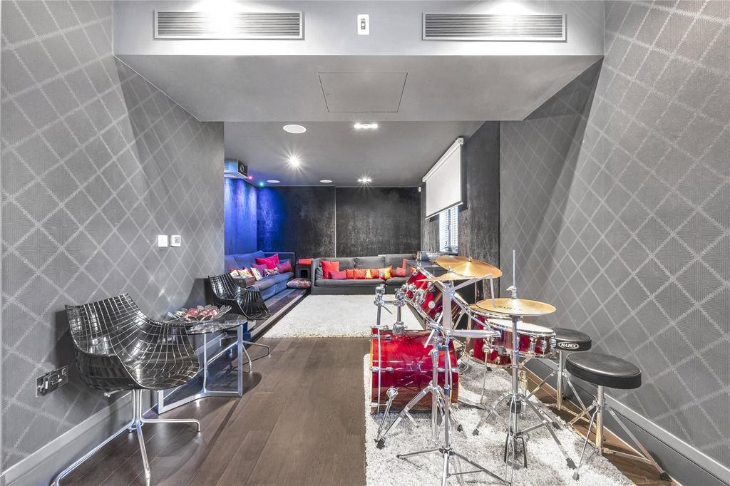Cinema/Play Room