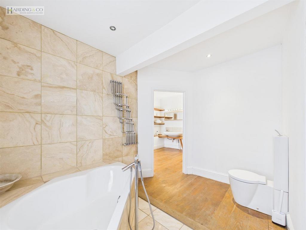 Bathroom ii.jpg