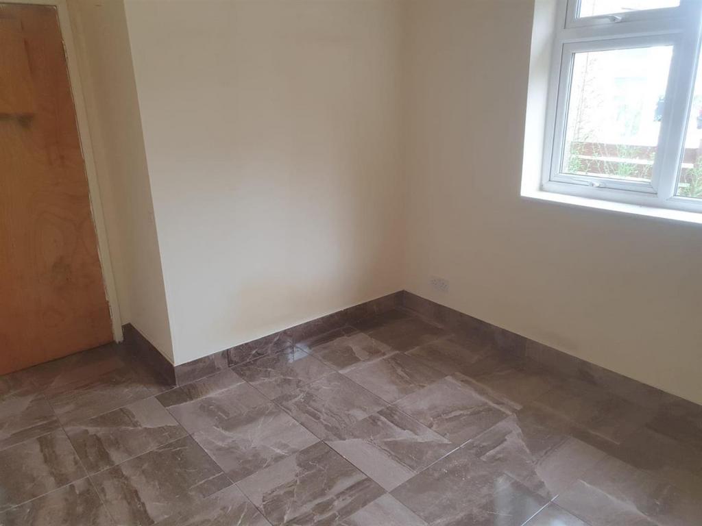 Advertising pictures flat 9a St Clements Court Aug