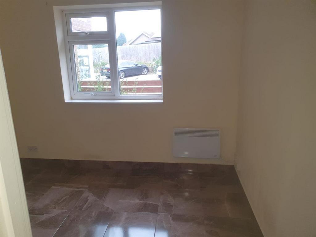 Advertising pictures flat 9a St Clements Court Aug