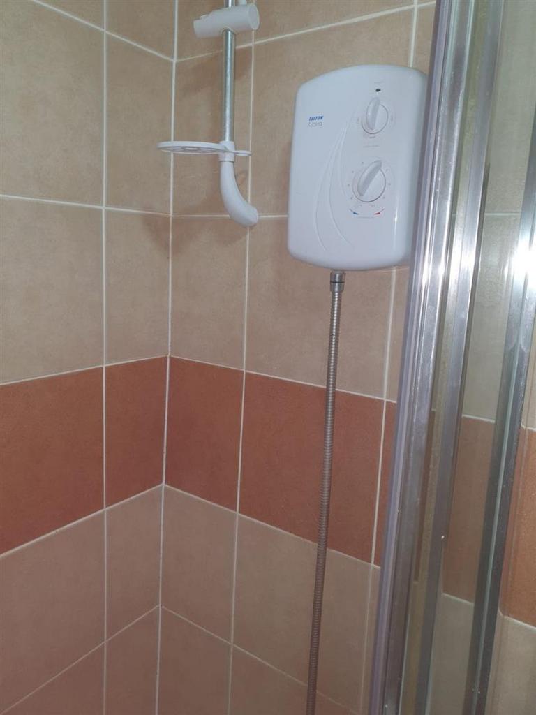Advertising pictures flat 9a St Clements Court Aug