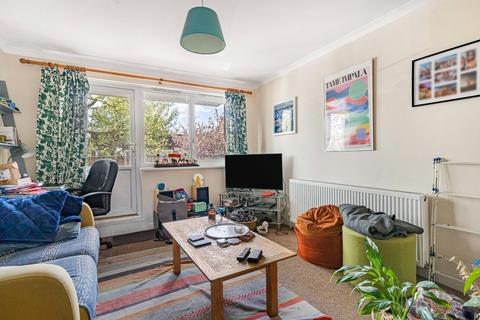 1 bedroom flat for sale, Bath Close, London, SE15 2JP