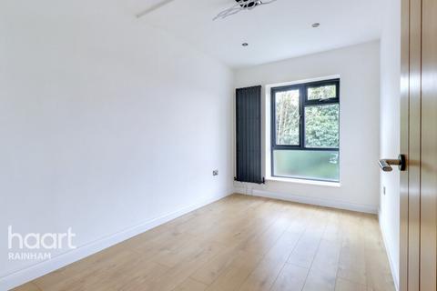 15 Berwick Pond Close, Rainham, RM13 9QP