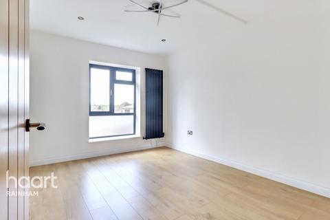 15 Berwick Pond Close, Rainham, RM13 9QP